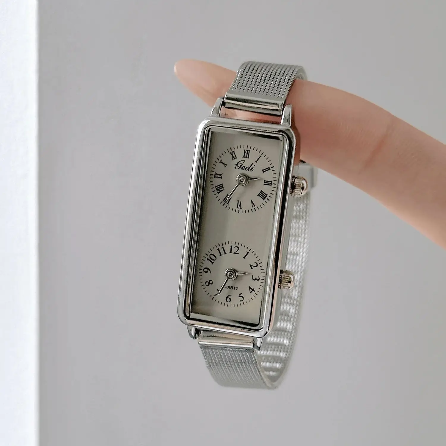 

GEDI модные креативные женские часы с двойным механизмом, ретро-квадратный корпус, женские кварцевые часы с двумя часовыми поясами в нишевом стиле