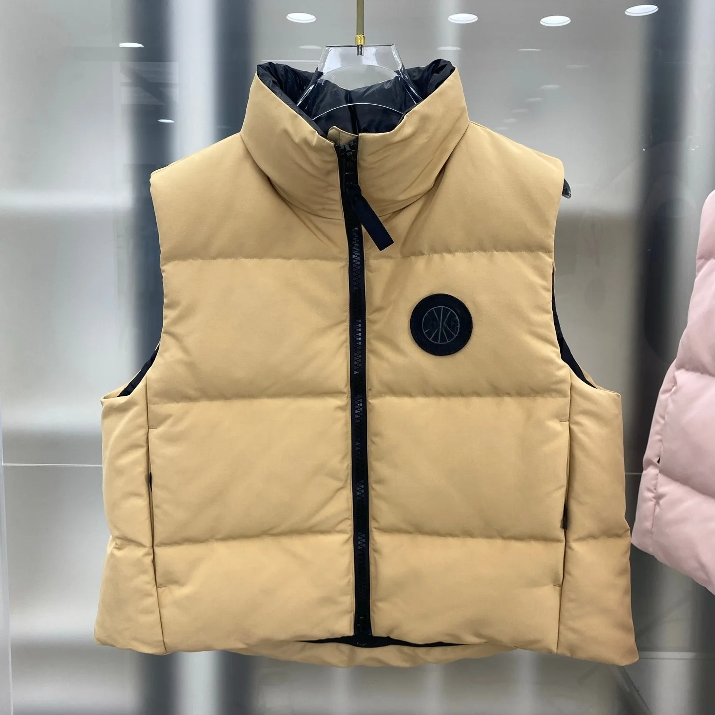 

2025 Autumn/Winter New Arrival – Short White Goose Down Vest for Women, Casual Style