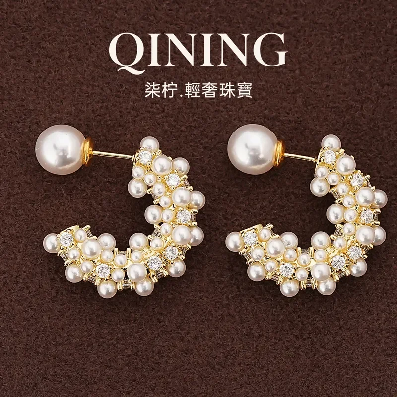 Hepburn crescent moon, slightly studded with diamond C-shaped pearl stud earrings, dating party atmosphere earrings, light