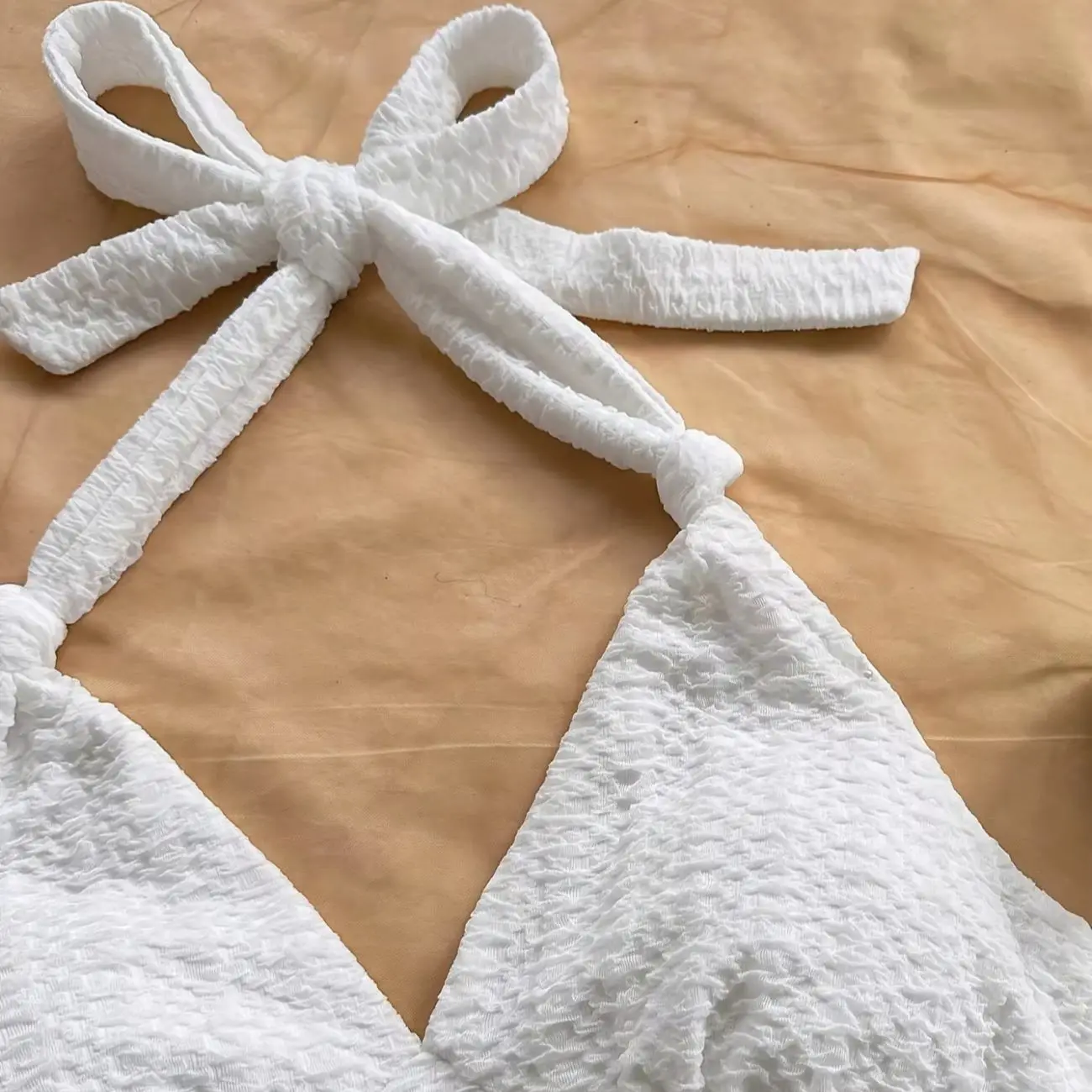 Sommerliches weißes Neckholder-Top und Shorts-Set, lässiges Strandoutfit – Detail 4