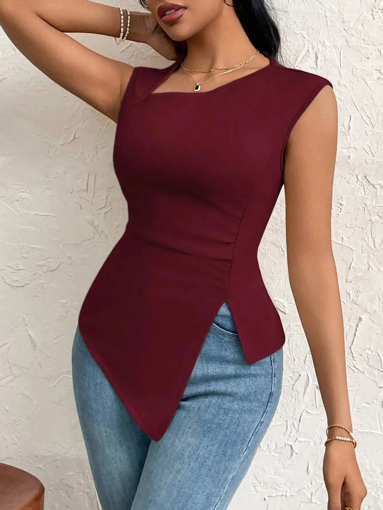 Ärmelloses Damen-Top in Burgunderrot mit seitlich gerafftem asymmetrischem Saum und One-Shoulder-Ausschnitt für Frühling und Sommer, elegant, stilvoll, für den Alltag, für Dates, lässig – Detail 3