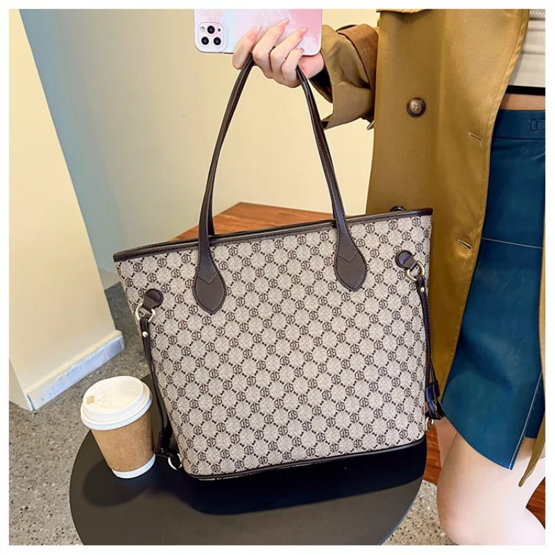 

Stylish Ladies Messenger Bag Made Of Aster-Patterned Leather Boasting High-End Nicaragua Vintage Spacious Soft Look