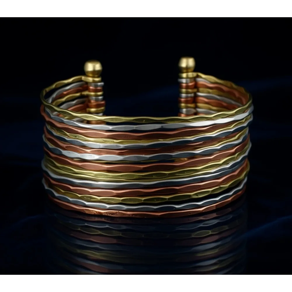 

Браслет-манжета из кованого металла с эффектом смешивания цветов, регулируемый размер