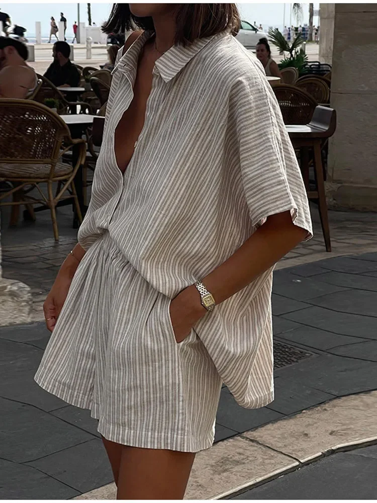 Camicia ampia da donna in cotone e lino a righe eleganti, pantaloncini, abiti alla moda, mezze maniche, pantaloncini a vita elastica, outfit estivo da donna