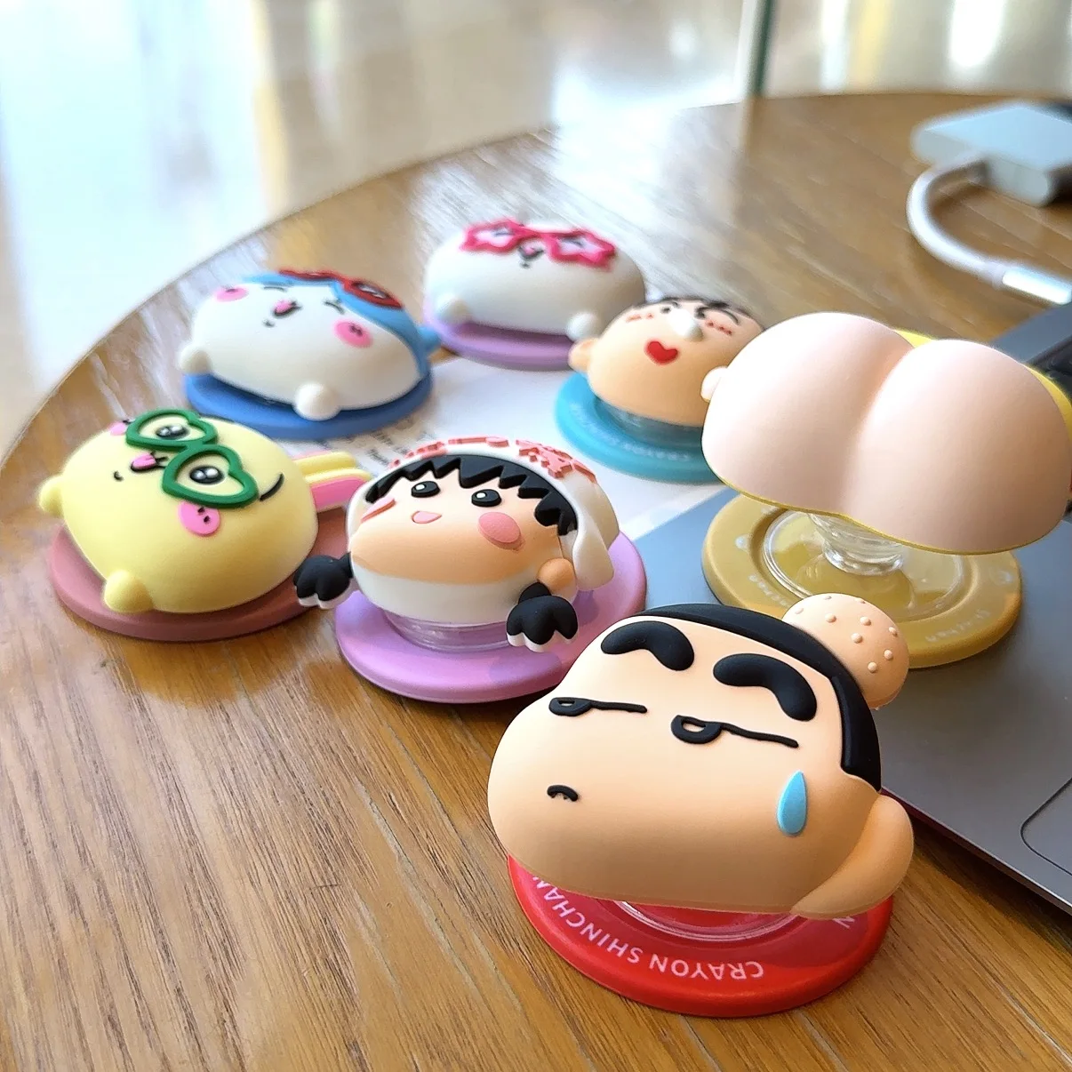 Magnetyczny uchwyt na telefon w stylu kreskówkowym, prezent urodzinowy dla Chibi Maruko-chan, Crayon Shin-Chan, Chiikawa, Boochan, Usagi