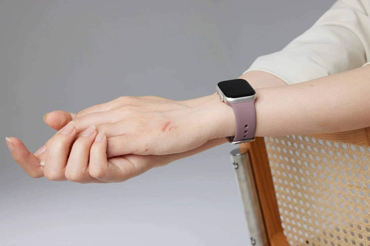 iwatch 여성용 시리즈 10/9/8/7/6/5/4/3 SE 38mm 40mm 41mm 42mm 44mm 45mm 46mm 49 용 Apple Watch 밴드 용 우수한 실리콘 스트랩