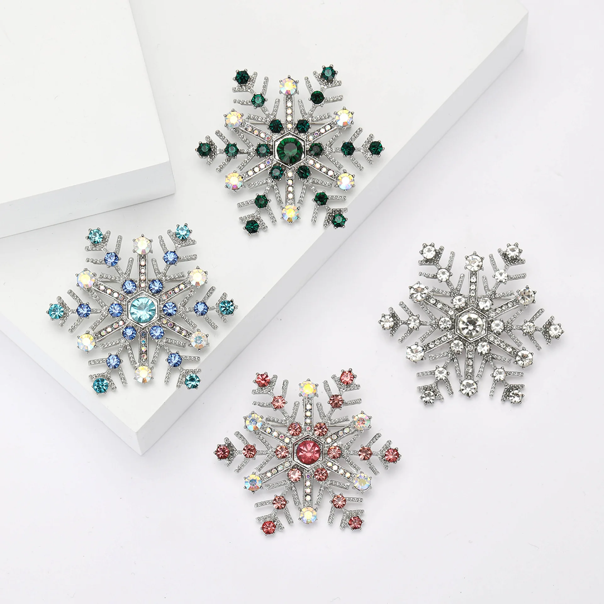 

Fashion Rhinestone Snowflake Brooch Ladies Unisex Charm Pin 4 Colors Available for Christmas Decoration Brooch