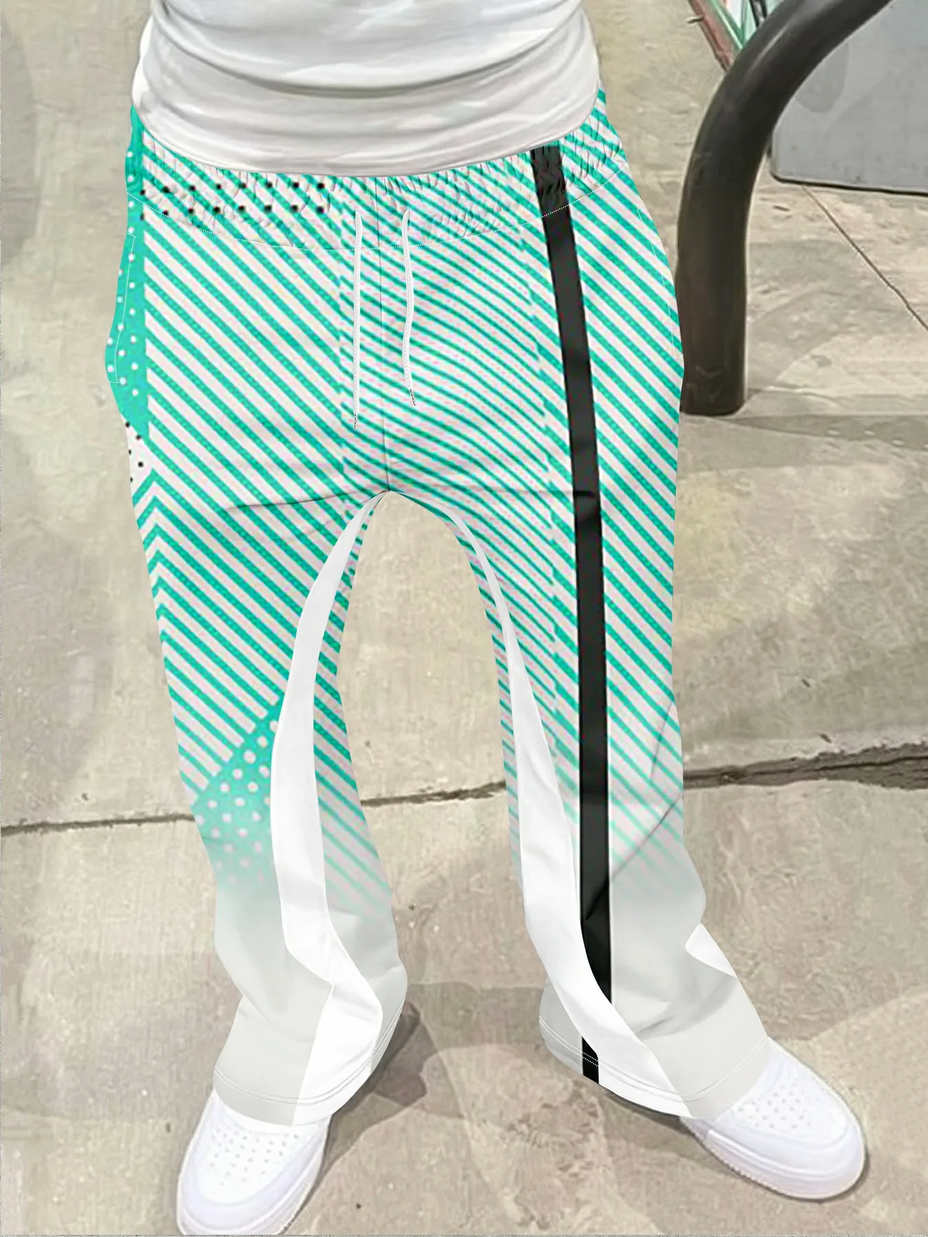 Pantalones de chándal informales para hombre, estilo callejero, con estampado cruzado, a la moda, ligeramente acampanados, diseño de bloques de Color en blanco y negro