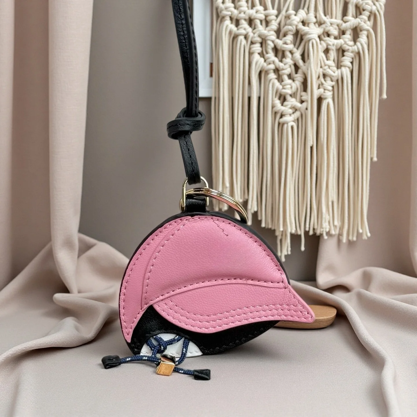 

Новый стильный кожаный брелок-шарм в различных цветах, винтажный кожаный брелок-подвеска в виде бейсболки, украшение для сумки, подарок