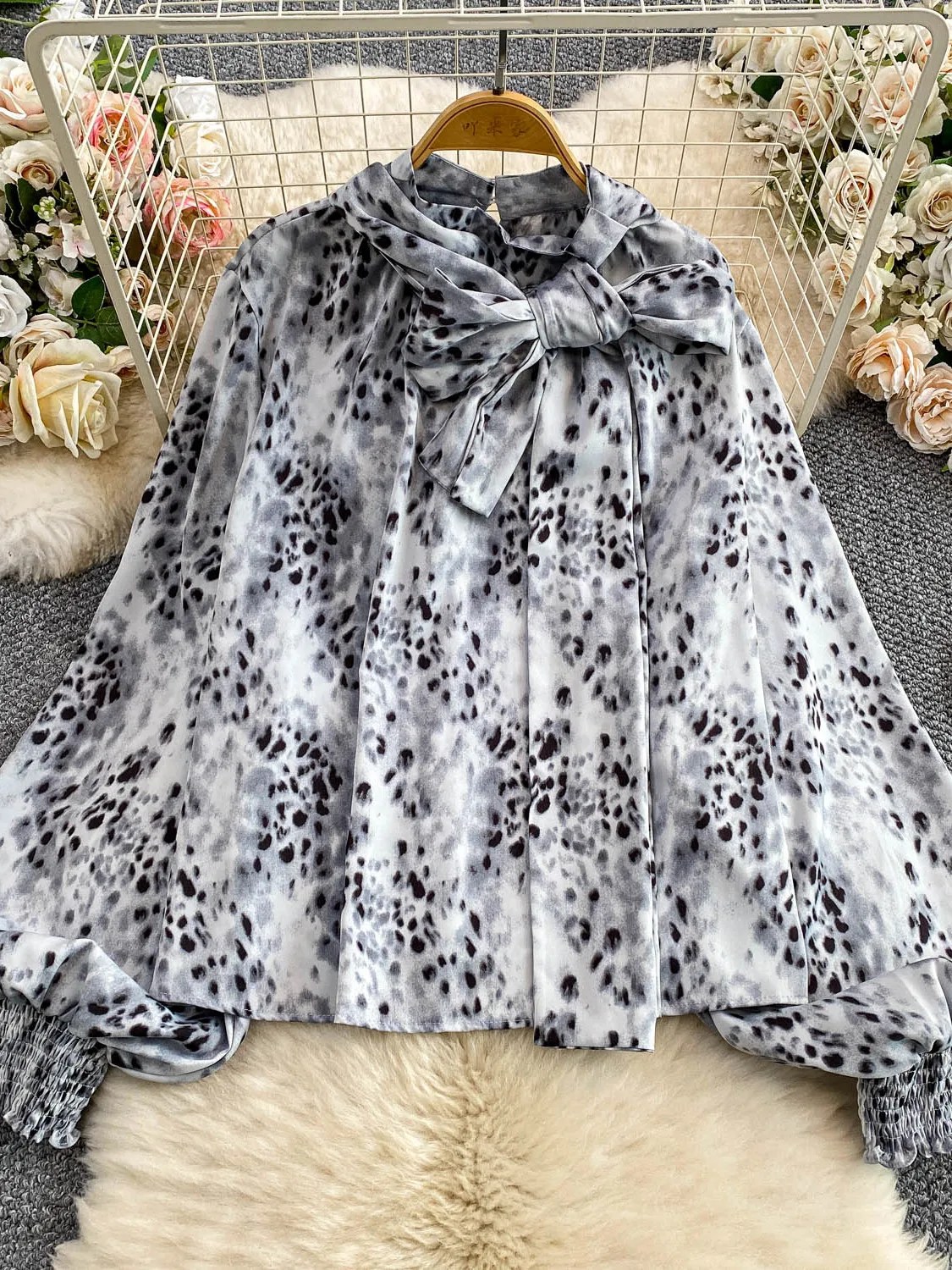 เสื้อท็อปพิมพ์ลายเสือดาวทรงหลวมสไตล์ลำลองสำหรับผู้หญิง รุ่น Ele Bowtie V-ne Lantern Sve  น้ำหนักเบา เหมาะสำหรับฤดูใบไม้ร่วง แฟชั่นทันสมัย