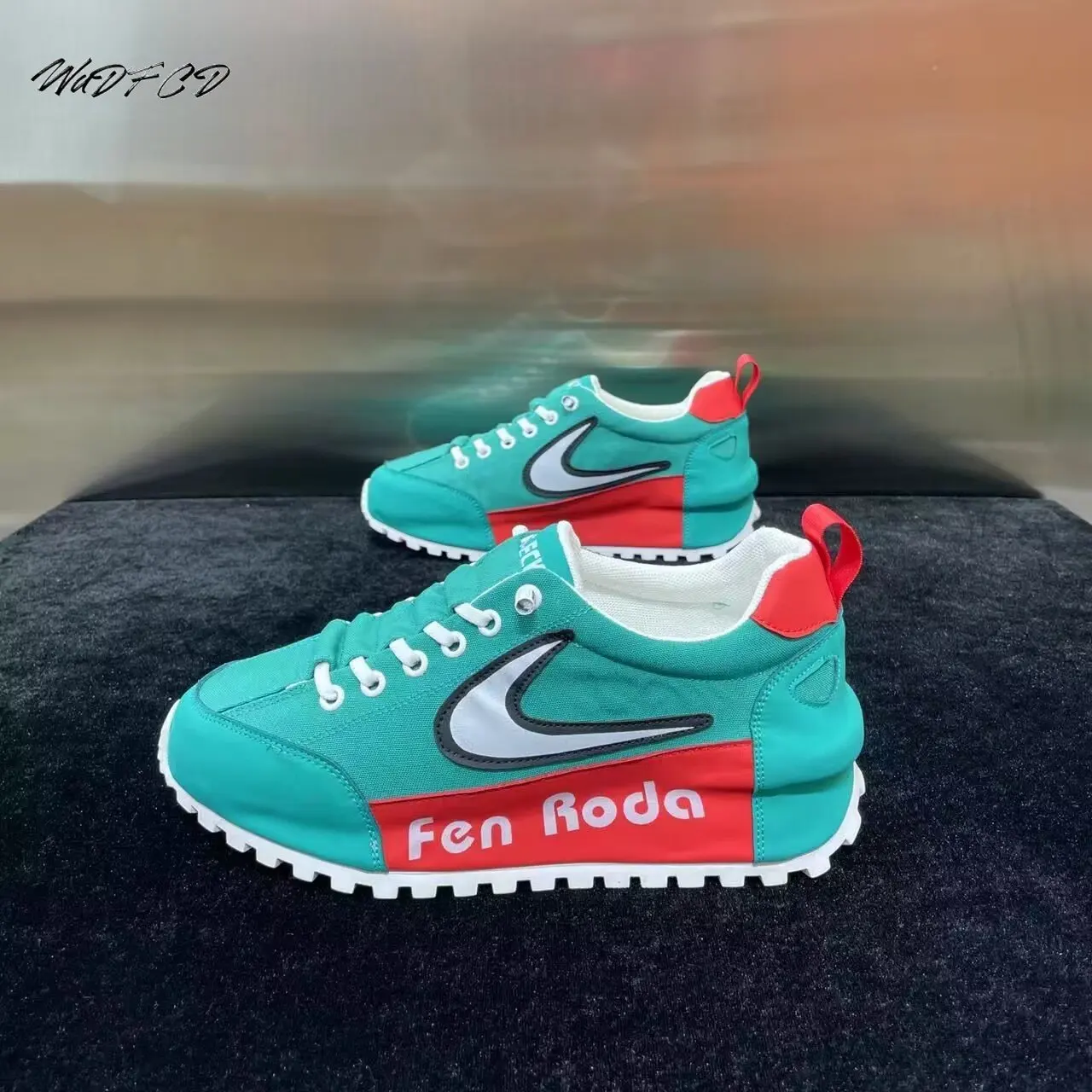 Zapatillas de deporte gruesas para hombre, zapatos informales a la moda, de piel de microfibra, transpirables, con plataforma interna aumentada