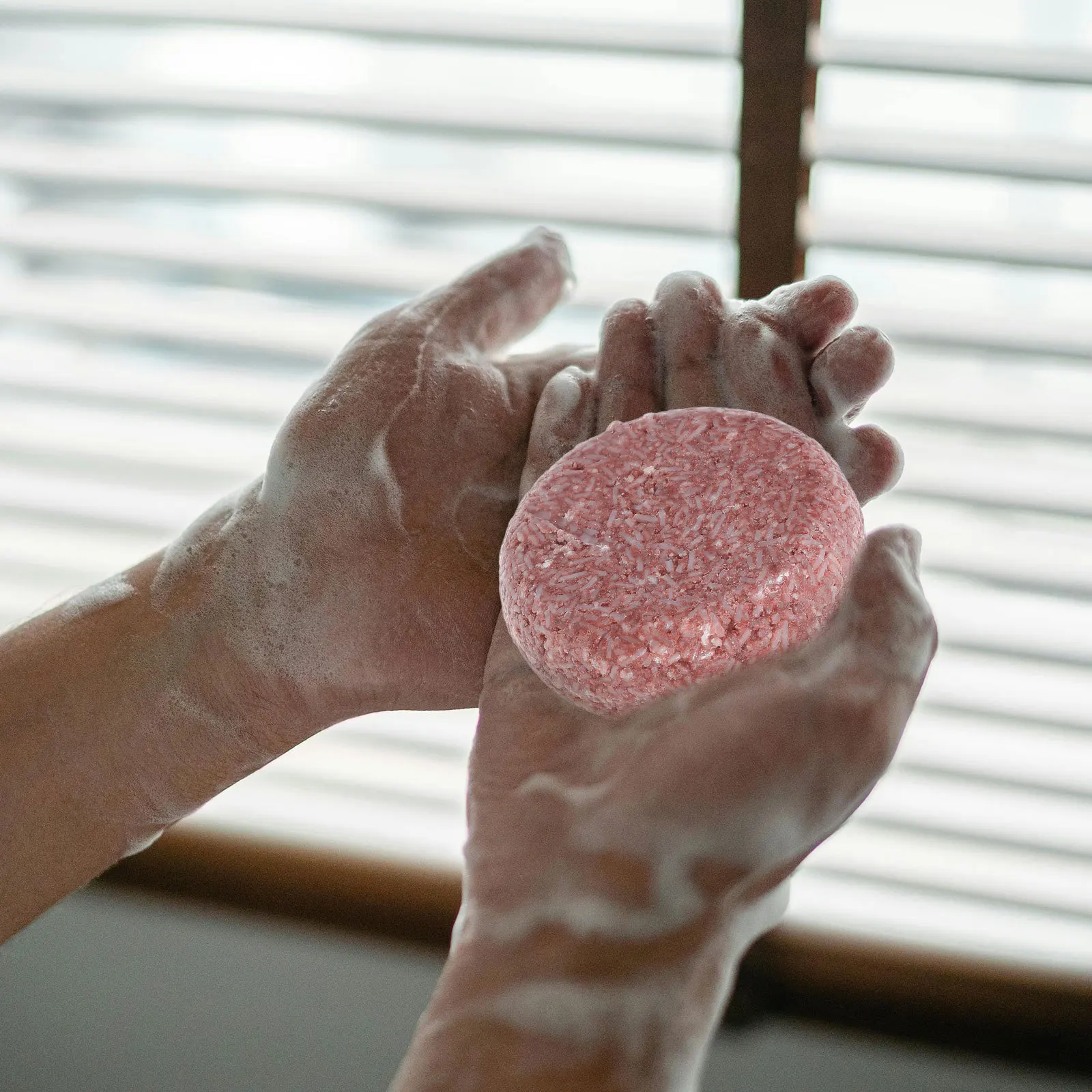 

60 г шампунь He Wu, мыло с бамбуковым углем, уход за волосами, контроль жирности, удаление перхоти, гладкий затемняющий шампунь для путешествий, твердый