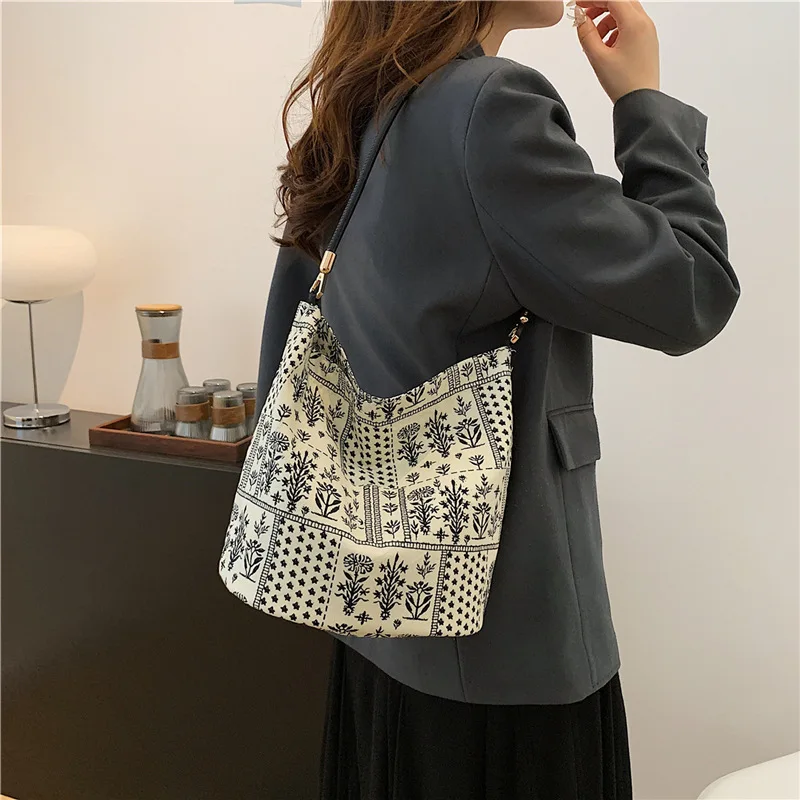 

Korean Style Spacious Shoulder Bag, Niche Underarm Purse for Women, Fashion Commuter Tote, Large Capacity Chic Crossbody Bag​