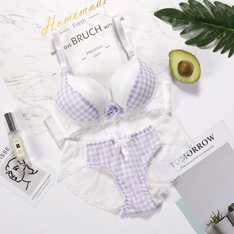 Комплект женского кружевного нижнего белья из бюстгальтера пуш-ап и трусиков