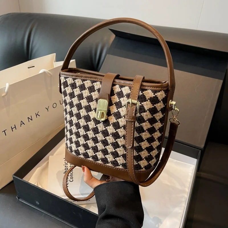 

Женская повседневная простая винтажная кожаная сумка от известного дизайнера с популярным классическим элегантным цветом и видом ​