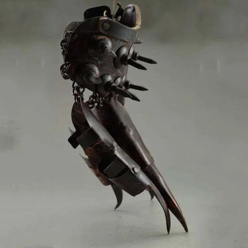 Elaborate Interesting Chinese ancient collection of old copper protective gloves in the war