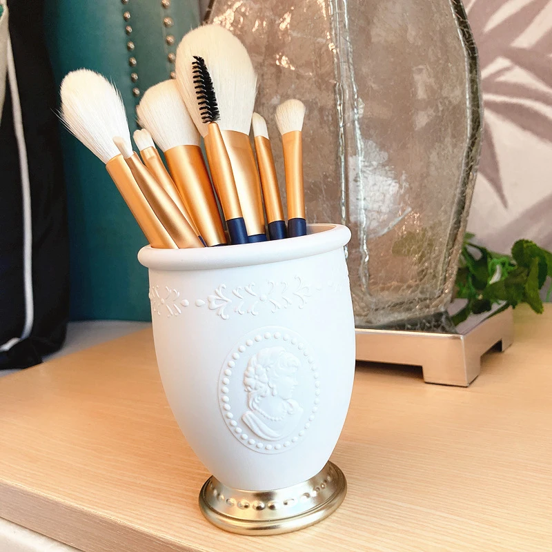 Hot Sale Retro Makeup Brush Holder Embossed Portrait Cosmetic Tools Comb Pen Storage Vintage Style Multi-purpose Pen Holder
