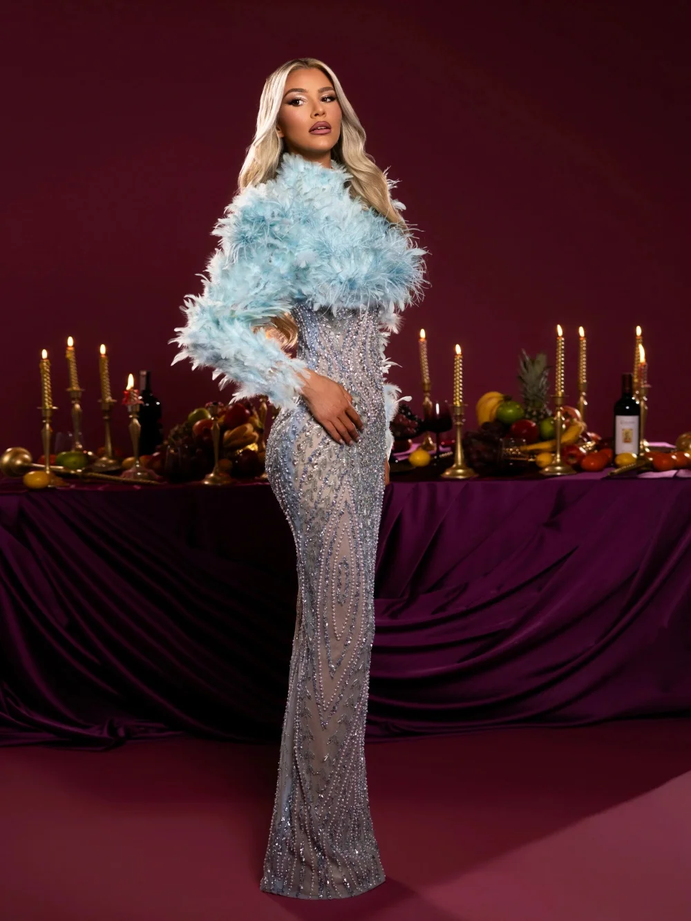 ชุดราตรีคอสูงประดับขนนก หรูหราด้วยคริสตัลและลูกปัด ชุดออกงานทางการ ปี 2026 ชุดราตรีพรมแดงแบบสั่งตัดใหม่