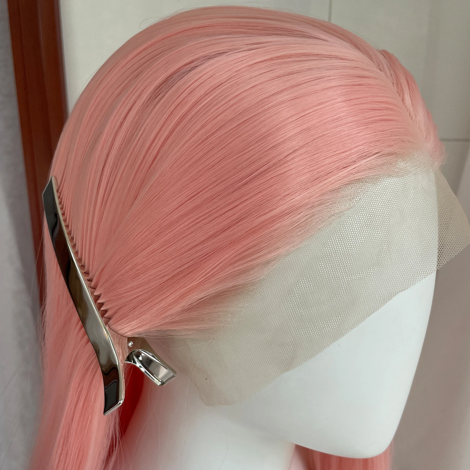 Helle hellrosa lange gerade 13x4 synthetische Lace-Front-Perücke für Frauen, Cosplay, ohne Kleber, halb handgebunden, 150 % Dichte, mittlere Kappe – Detail 3