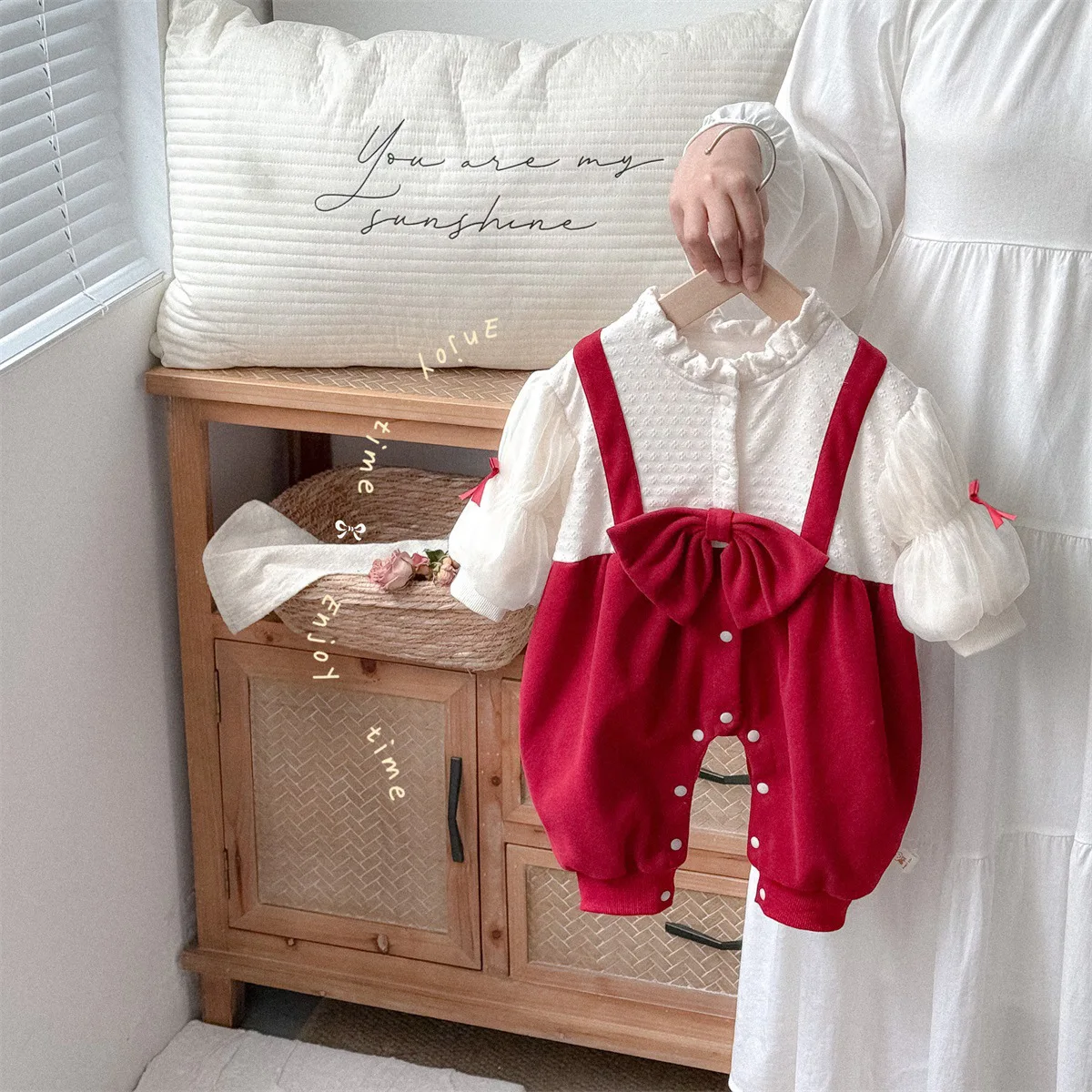 

2025 Autumn Infant Baby Girls Rompers Red Bow Dress Toddler Girls Bodysuits Lace-trimmed Single-buttoned Newborn Girls Jumpsuits