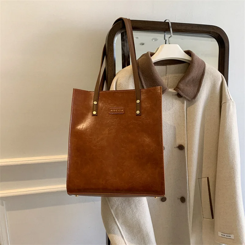 

Women's Handbag Retro Simple PU Commuting Handbag Large Capacity Water Bucket Casual Shoulder Bag Tote Small Square Bag