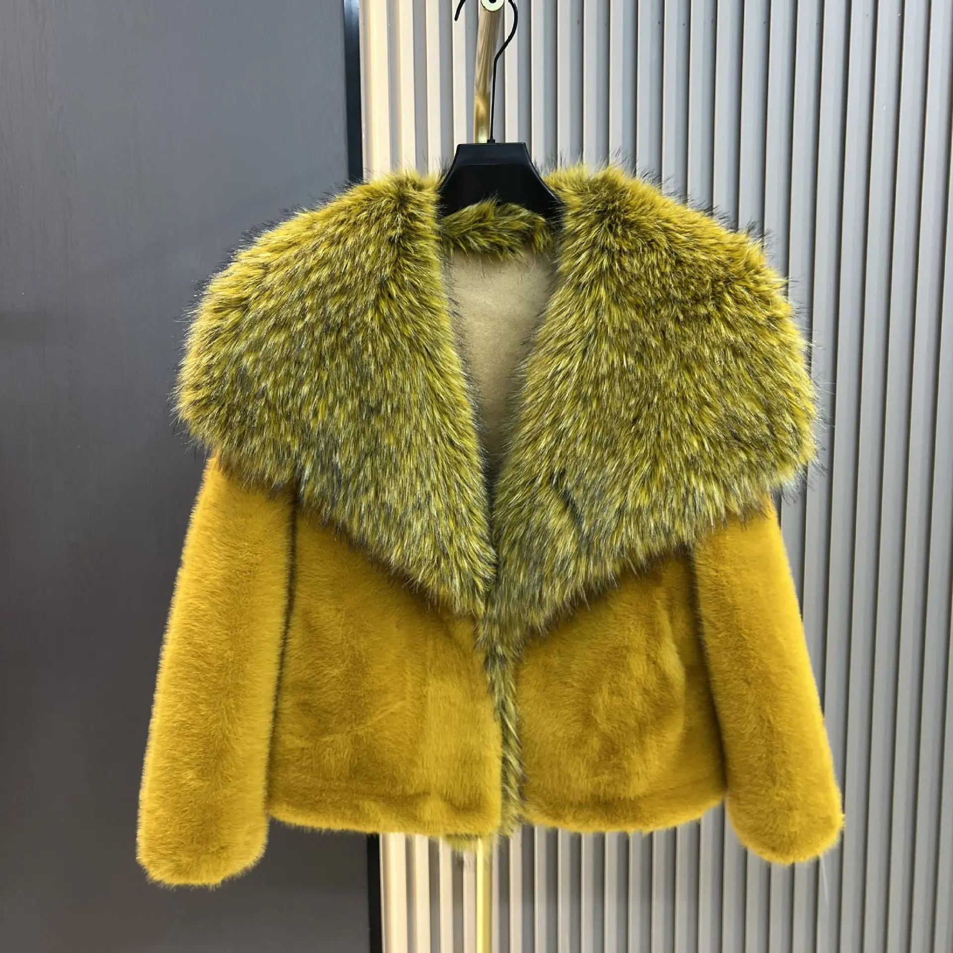 2025 Winter New Faux Fox Fur Collar Short Fashion Casual Thickened Sheepskin Integrated Warm Stylish Faux Fur Coat Women