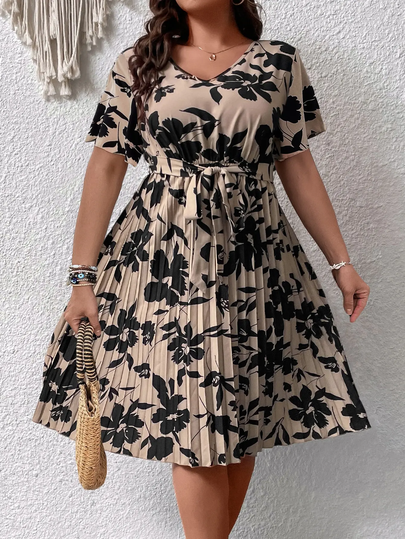 

Черное плиссированное платье А-силуэта с цветочным принтом, поясом, V-образным вырезом и короткими рукавами