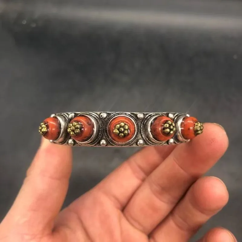

Handcrafted vintage, high-end, creative, personalized, simple and fashionable Tibetan silver bracelet with an open mouth design