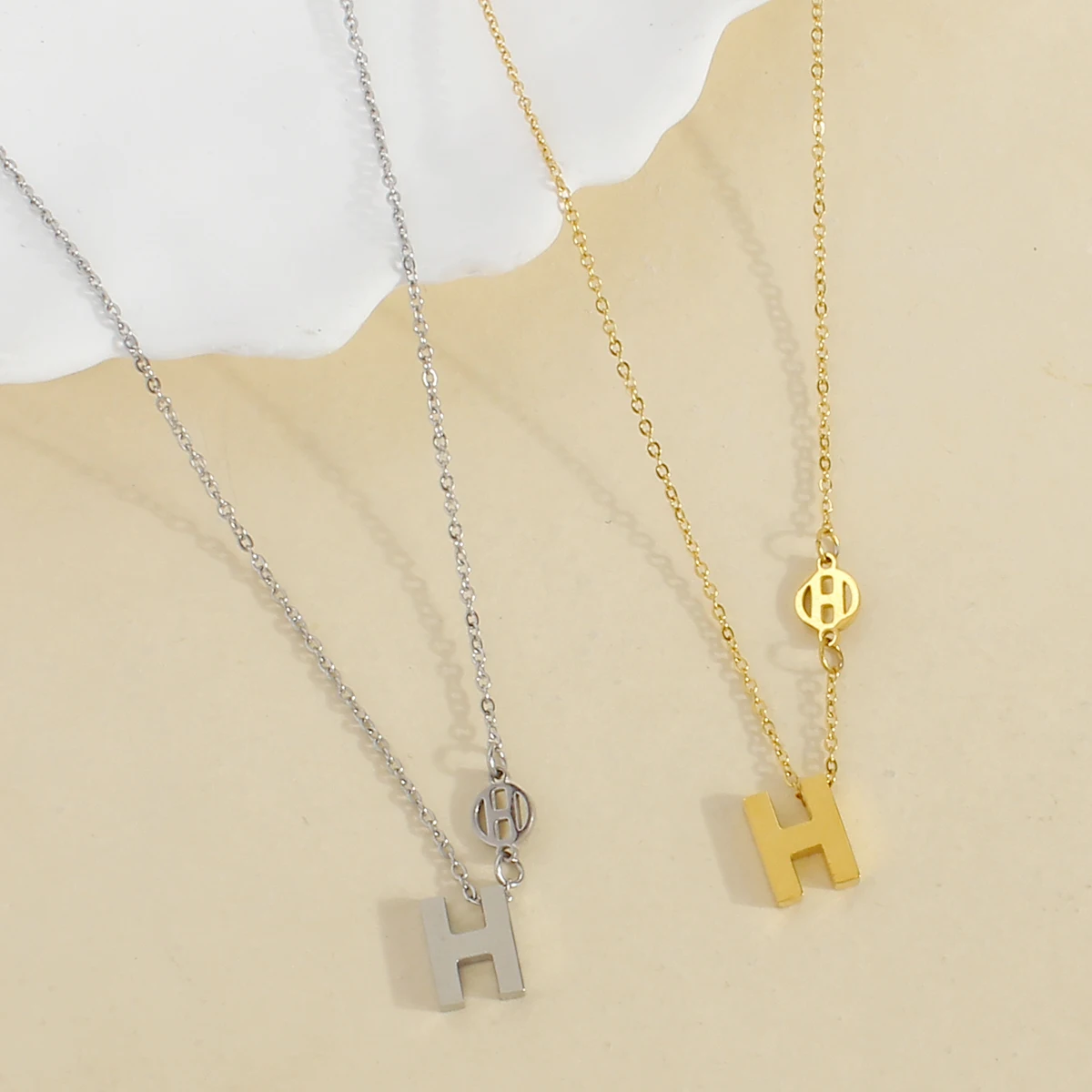 Simple, fashionable, personalized, and versatile letter H pendant necklace