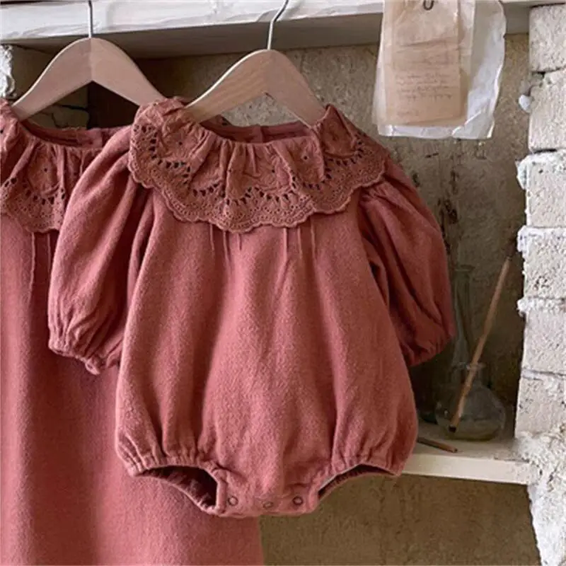 

Осенний комбинезон с длинными рукавами для маленьких девочек, винтажный кружевной комбинезон с цветочным принтом для малышей, рождественское детское красное платье, корейская одежда для сестер