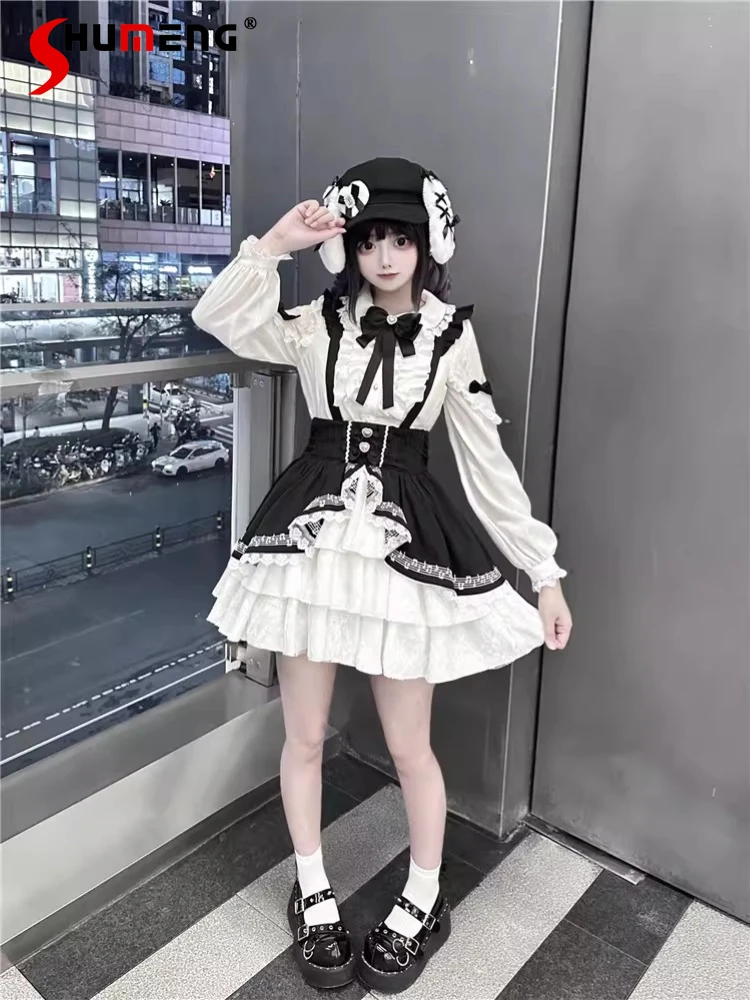 

Комплект из двух предметов для женщин: рубашка с длинным рукавом и воротником-бабочкой в японском стиле, а также юбка-трапеция с оборками.