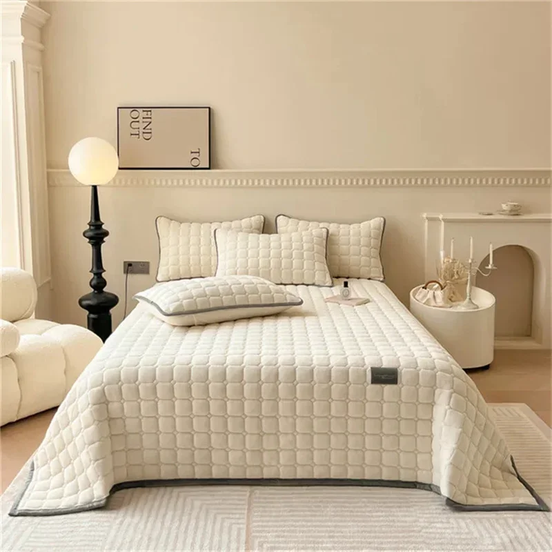 Quilted Bedspread on the Bed Linen, Plaid Quilt, Blanket Coverlet, Milk Velvet Sheet, Mattress, Cubrecam Bed Cover, Warm, Winter