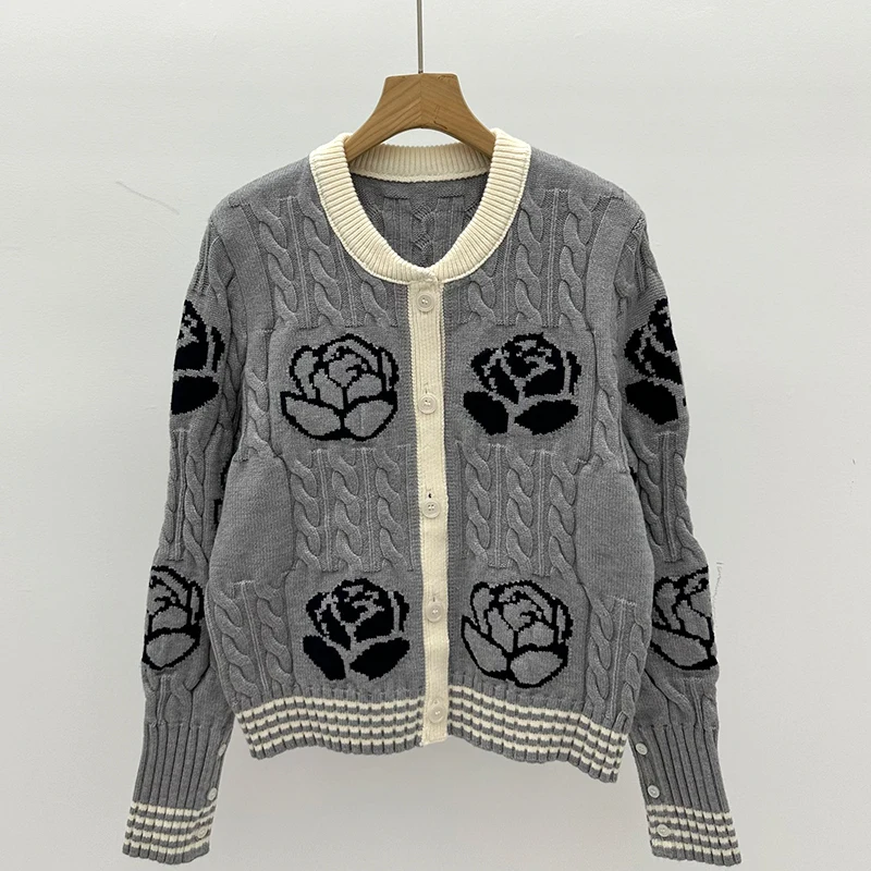 سترة متماسكة مطرزة بالزهور سترة نسائية لخريف وشتاء 2025 بأكمام طويلة ورقبة دائرية ملابس تريكو أنيقة