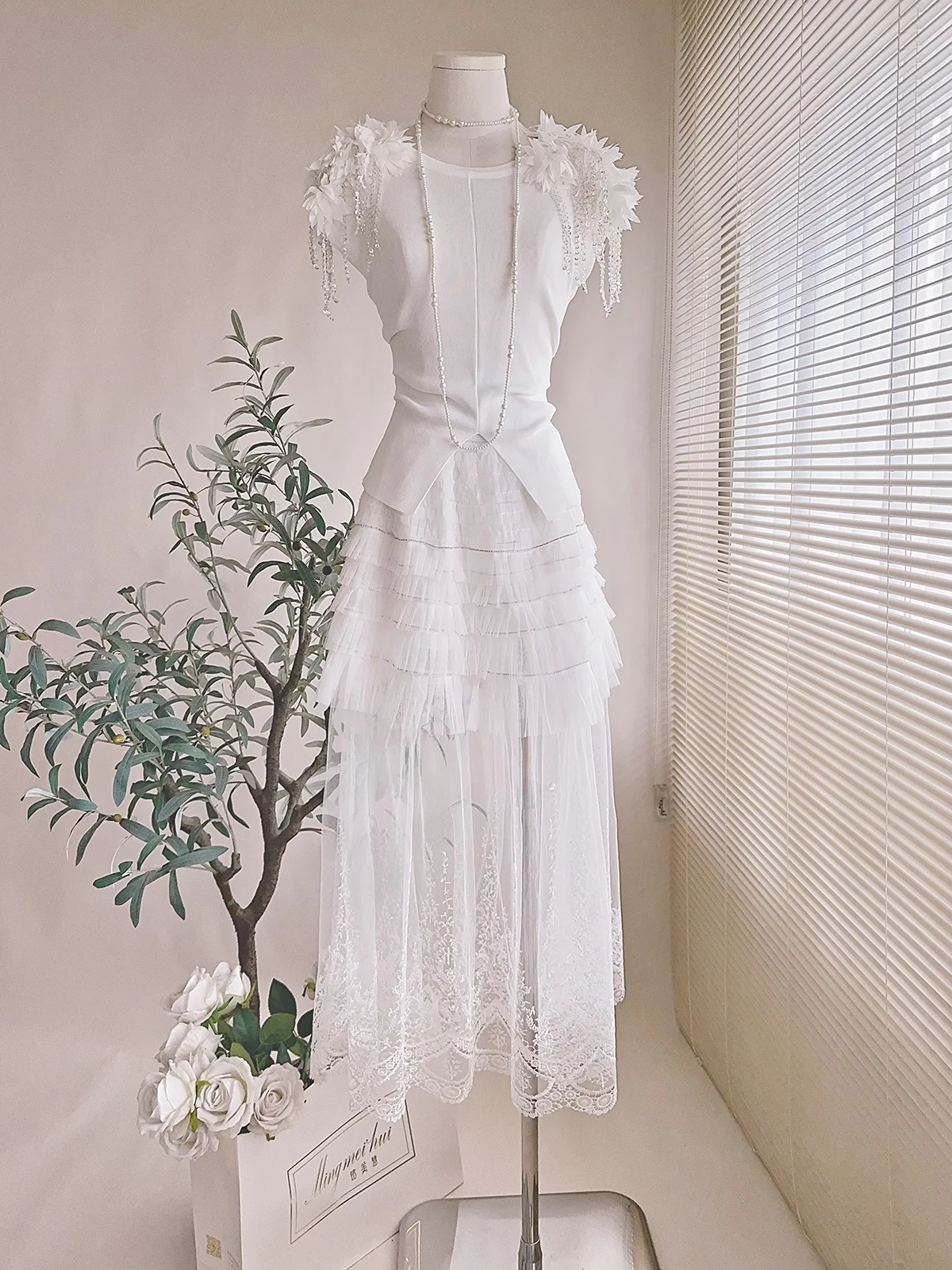 

Плиссированный вязаный топ из ледяного шелка с цветочными пайетками и кисточками, женские летние тайваньские товары, облегающие круглые Ne...