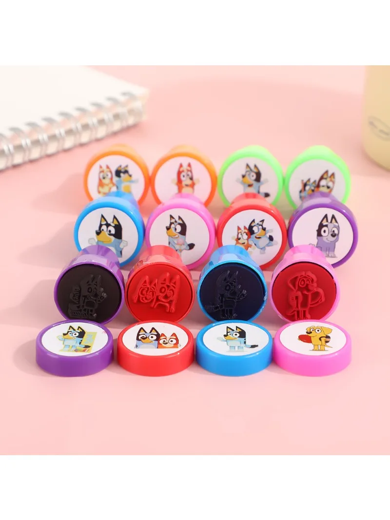 Bluey Bingo sceau jouets 12 pièces figurine d'anime Chilli Bandit chaussettes chanceuses impression dessin animé timbre pour enfants cadeaux d'anniversaire