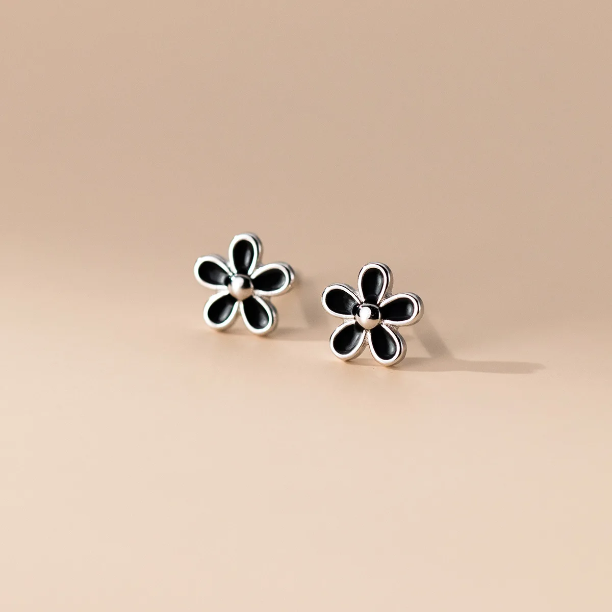 

Sterling Silver 925 Sweet Cute Black Color Flower-shape Earrings for Women 2023 Trending Fine Jewelry