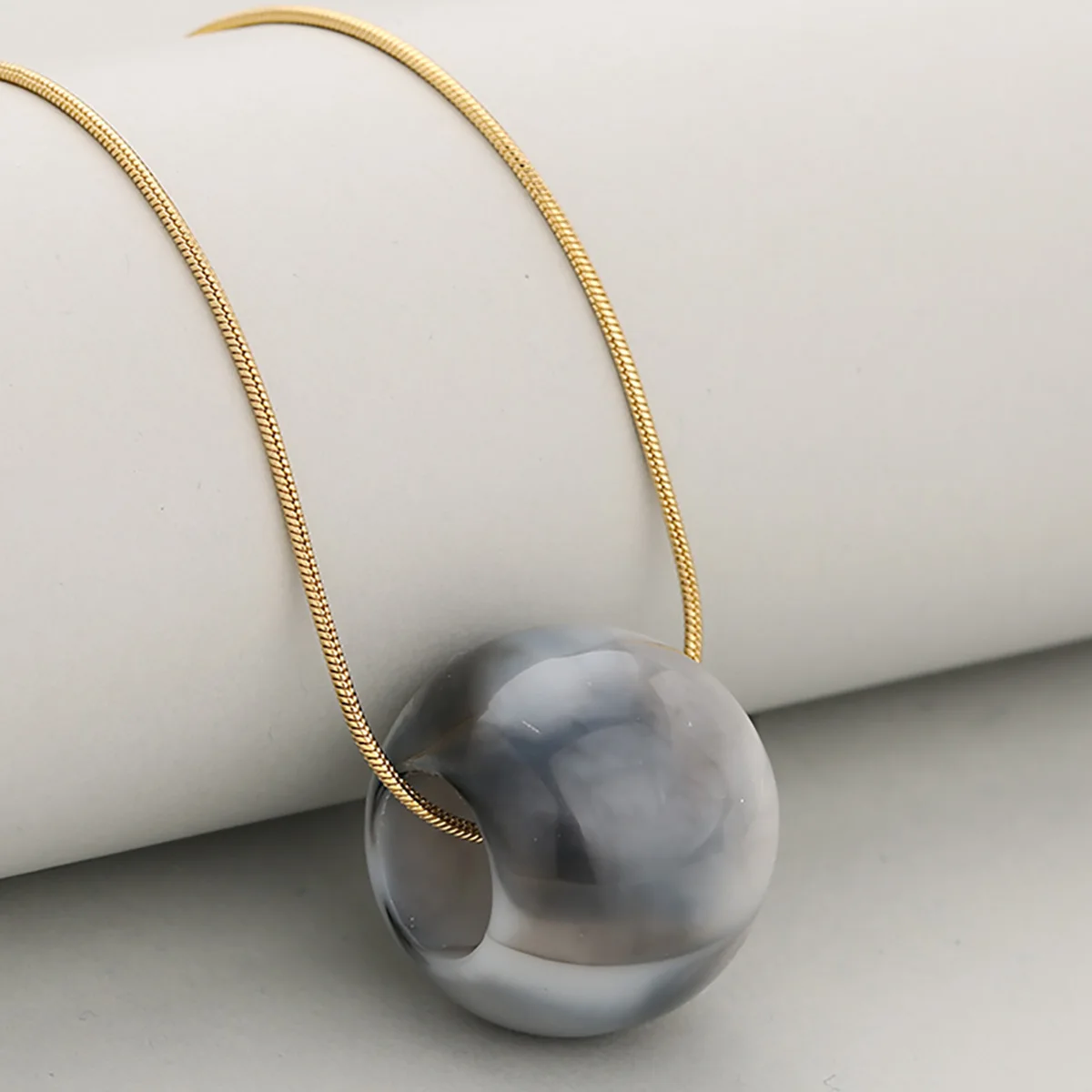 

Gentle Temperament Light Luxury Numeric Lulu Tong Snake Chain Pendant Necklace for Women and Men, Trendy Jewelry
