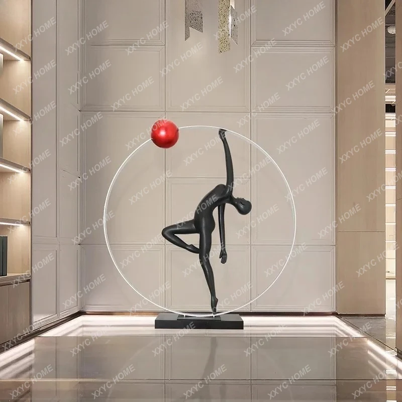 

Крупные декоративные элементы от пола до потолка, мягкая мебель, скульптуры из стекловолокна, виллы, абстрактные произведения искусства