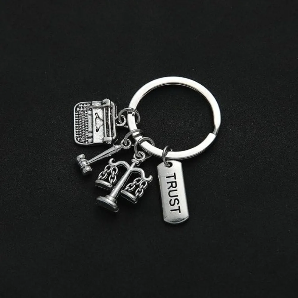 Llavero de regalo para abogado: Balanza de la justicia, martillo, dijes de maletín, etiqueta de confianza, accesorio profesional legal para estudiantes de derecho y abogados