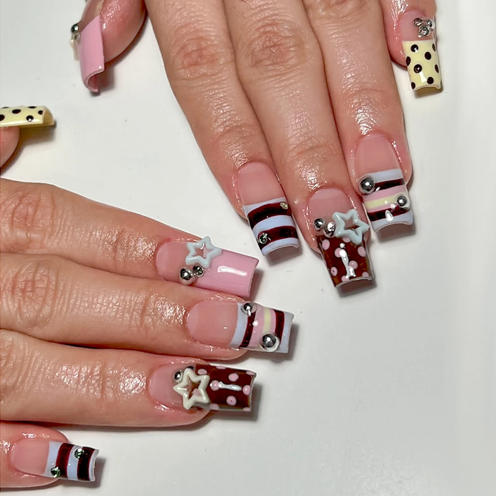24 Stück Y2K Süße Sterne Aufklebenägel Blau-Braun Gestreift Französischer Stil Künstliche Nägel Wellenpunkt-Designs Herbst Vintage Fake Nails – Detail 2