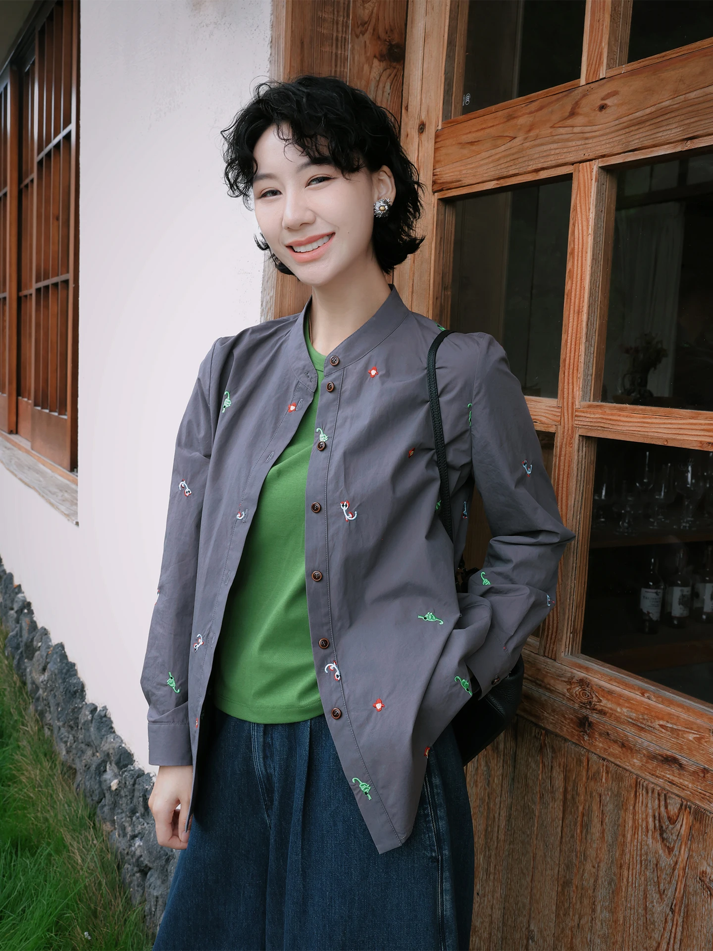 

Женская летняя рубашка TT из чистого хлопка с уникальной вышивкой, воротником-стойкой, прямым кроем и лаконичным дизайном