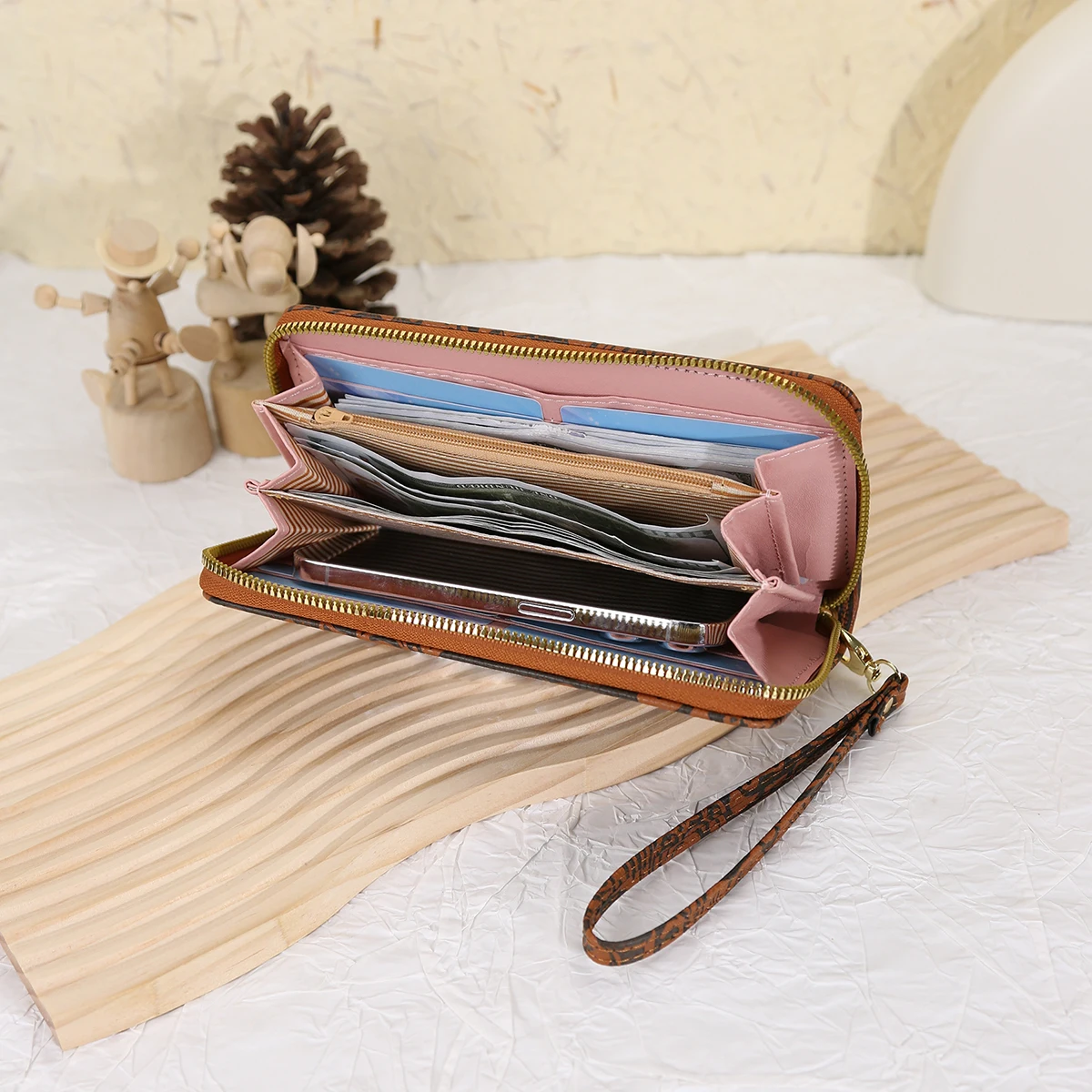 Lange Clutch-Geldbörse im Vintage-Stil mit geprägtem Design, multifunktionalem Reißverschluss, Kreditkarte, Bargeld und Geldbörse.