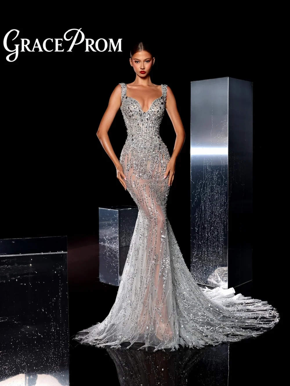 

Romantic Spaghetti Strap Evening Dress 2026 Romantic Mermaid Crystal Carpet Gown Exquisite Sleeveless Floor Length Party Gown ف