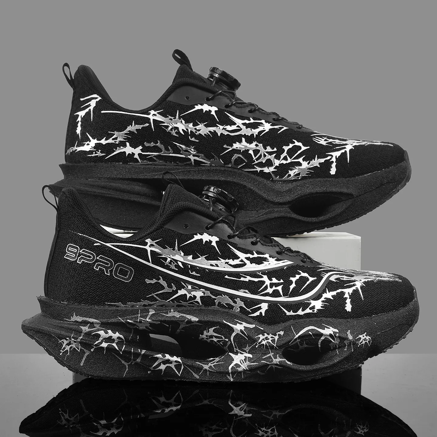 Herren-Laufschuhe, Tennisschuhe, trendige Laufschuhe mit Carbonplatte und Knopfverschluss für alle Jahreszeiten, personalisierte Sportschuhe mit Dornenmuster und atmungsaktivem Mesh-Material, Laufschuhe mit hohem Rückprall und dicker Sohle, rutschfest und abriebfest. – Detail 6
