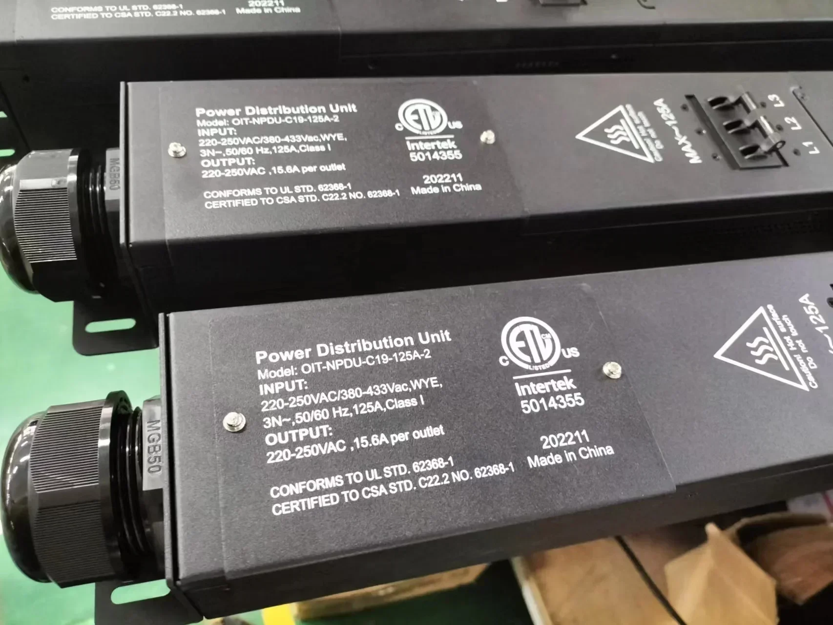 Iisted-equipo de distribu de Energie inteligente، 3 fases، 24 fuertos، 90kW، 415V، 125A، C19، enchufe PDU المبيعات الساخنة