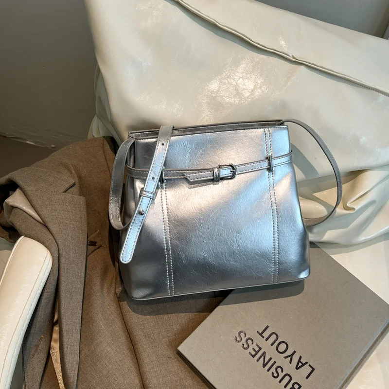 

Новинка весны 2024, глянцевые квадратные сумки на плечо из искусственной кожи, однотонная молния, простой стильный дизайн, универсальные женские сумки через плечо высокого качества