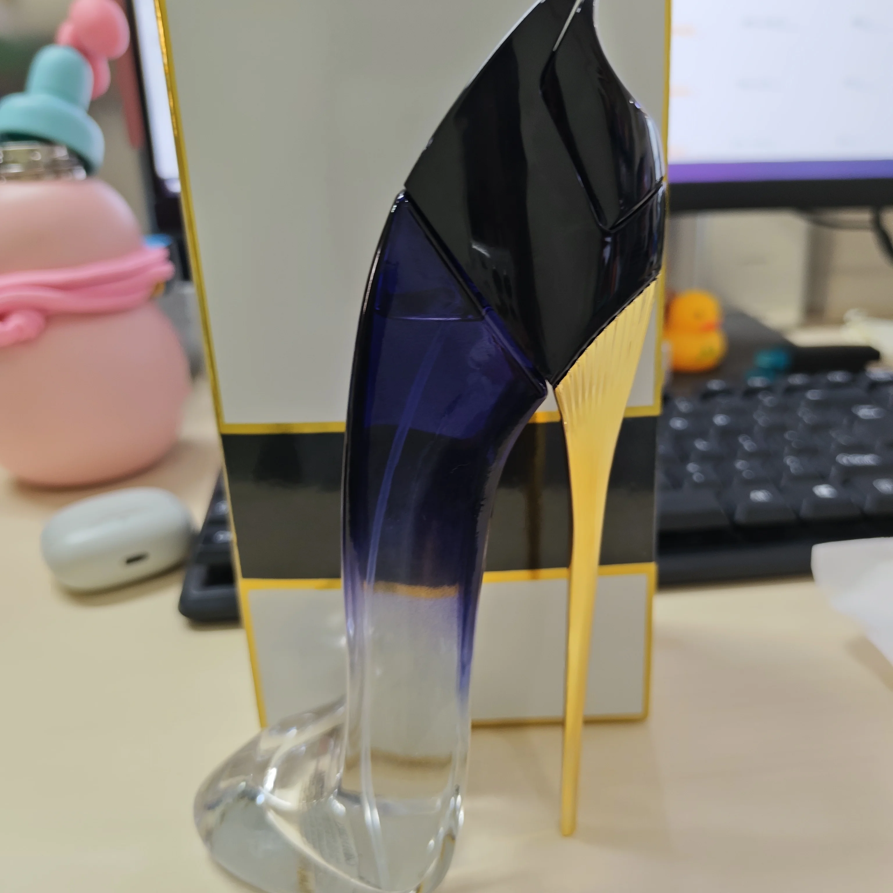 

Good Girl high-heeled shoes perfume, floral notes intertwined with almond and jasmine, symbolic shoe shape bottle body