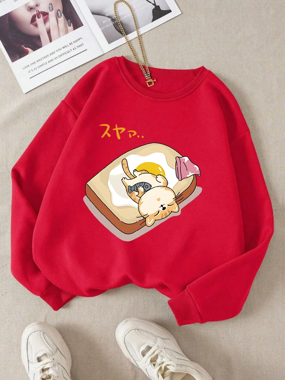 Eine Katze schläft mit einem kleinen Fisch in den Armen bedruckter Kapuzenpullover für Damen, Winter-Fleece-Pullover, Basics, Taschen-Sweatshirt, Freizeitkleidung