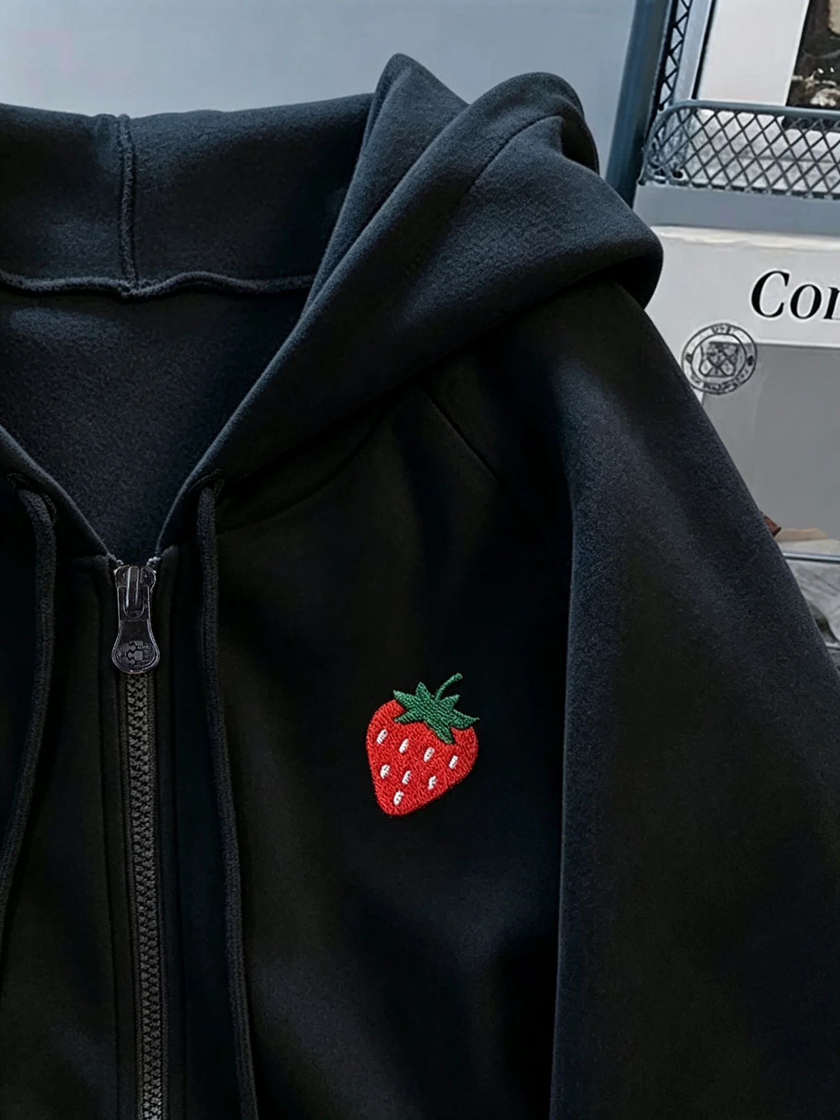 Mit Fleece gefütterter Kapuzenpullover mit Reißverschluss für Damen, lockerer, lässiger Kapuzenpullover mit Erdbeer-Stickerei, langärmlig, mit Tasche – Detail 13