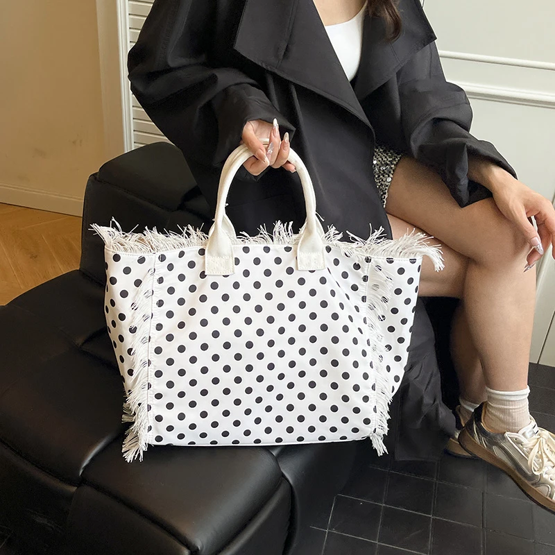 Borsa tote a tracolla alla moda di design classico in pelle di lusso da donna. Elegante borsa a tracolla per lo stile intelligente quotidiano